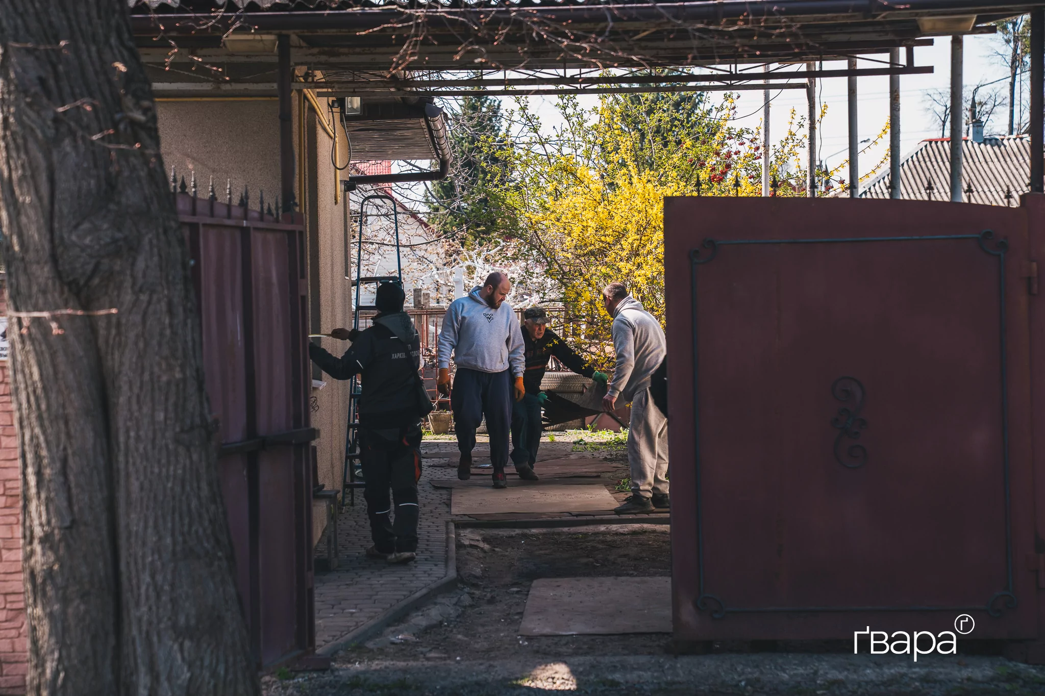 зображення до посту: &laquo;У мене вікна полетіли&raquo;: наслідки нічного обстрілу у Немишлянському районі Харкова &mdash; фото