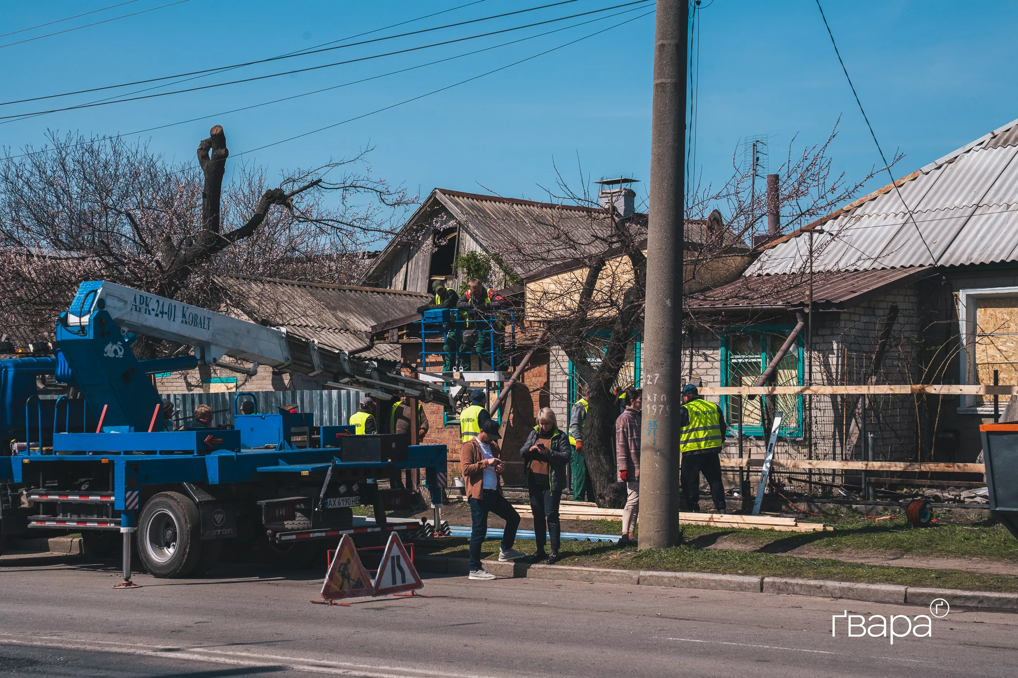 зображення до посту: &laquo;У мене вікна полетіли&raquo;: наслідки нічного обстрілу у Немишлянському районі Харкова &mdash; фото
