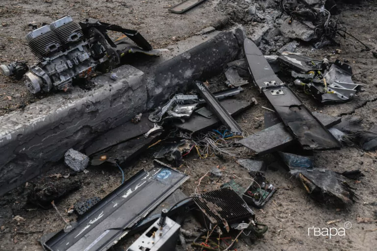 У Харкові дрон влучив поруч із зупинкою громадського транспорту: є поранений