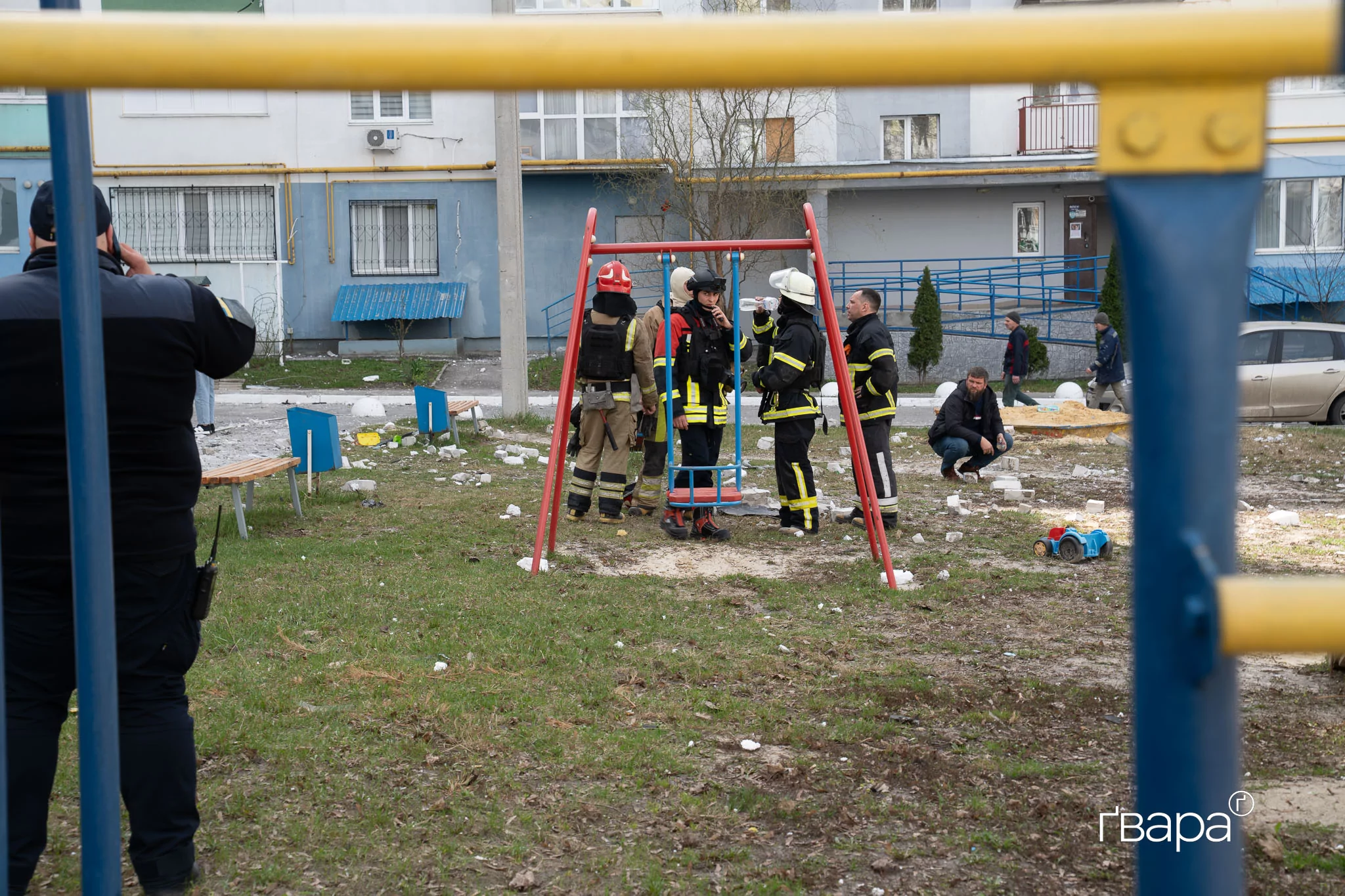 рятувальники на місці влучання