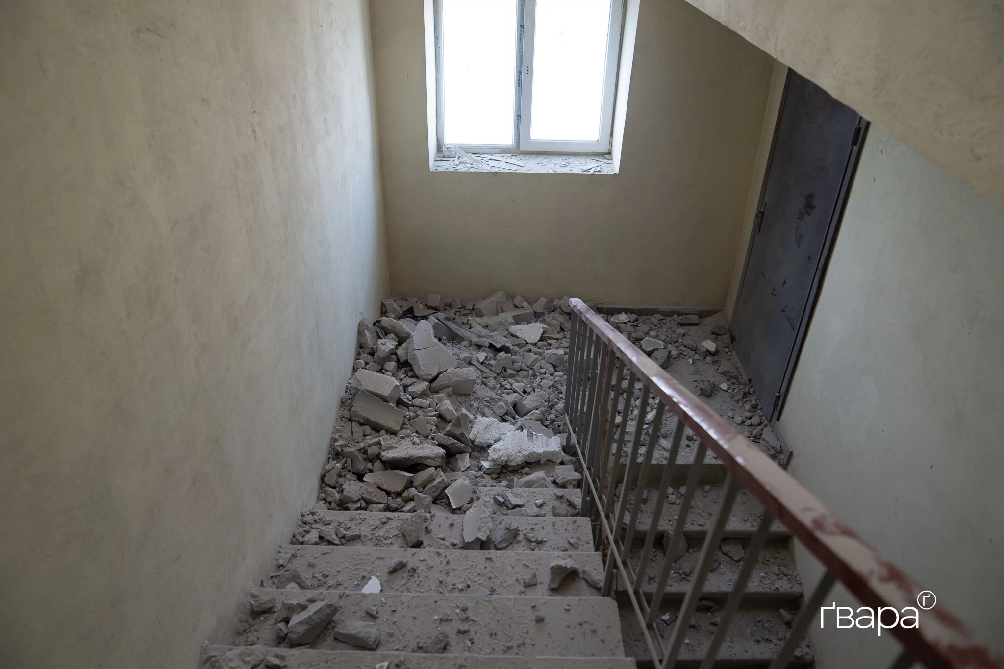 під'їзд пошкодженого обстрілом будинку