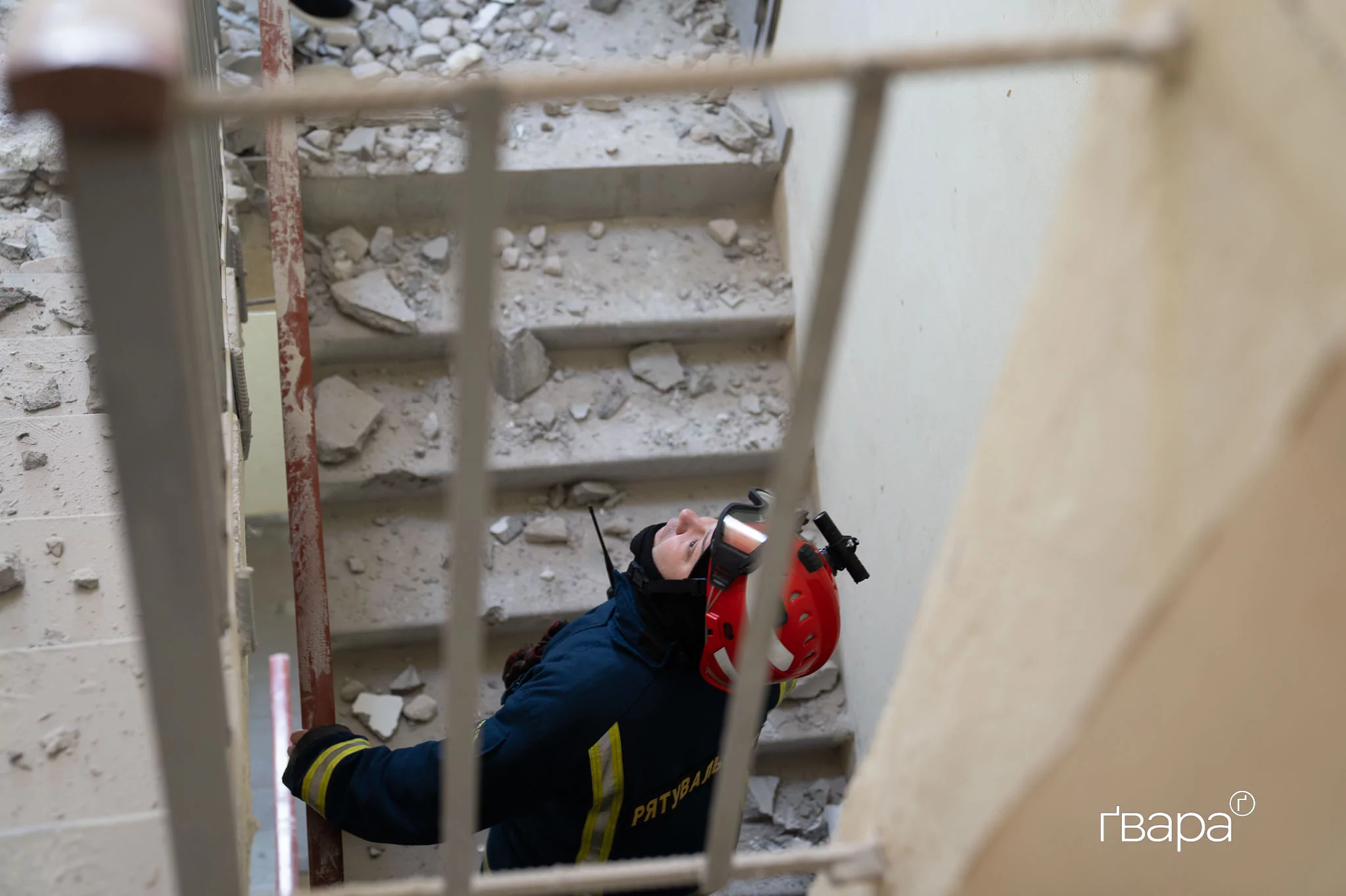 рятувальник на місці влучання Харків