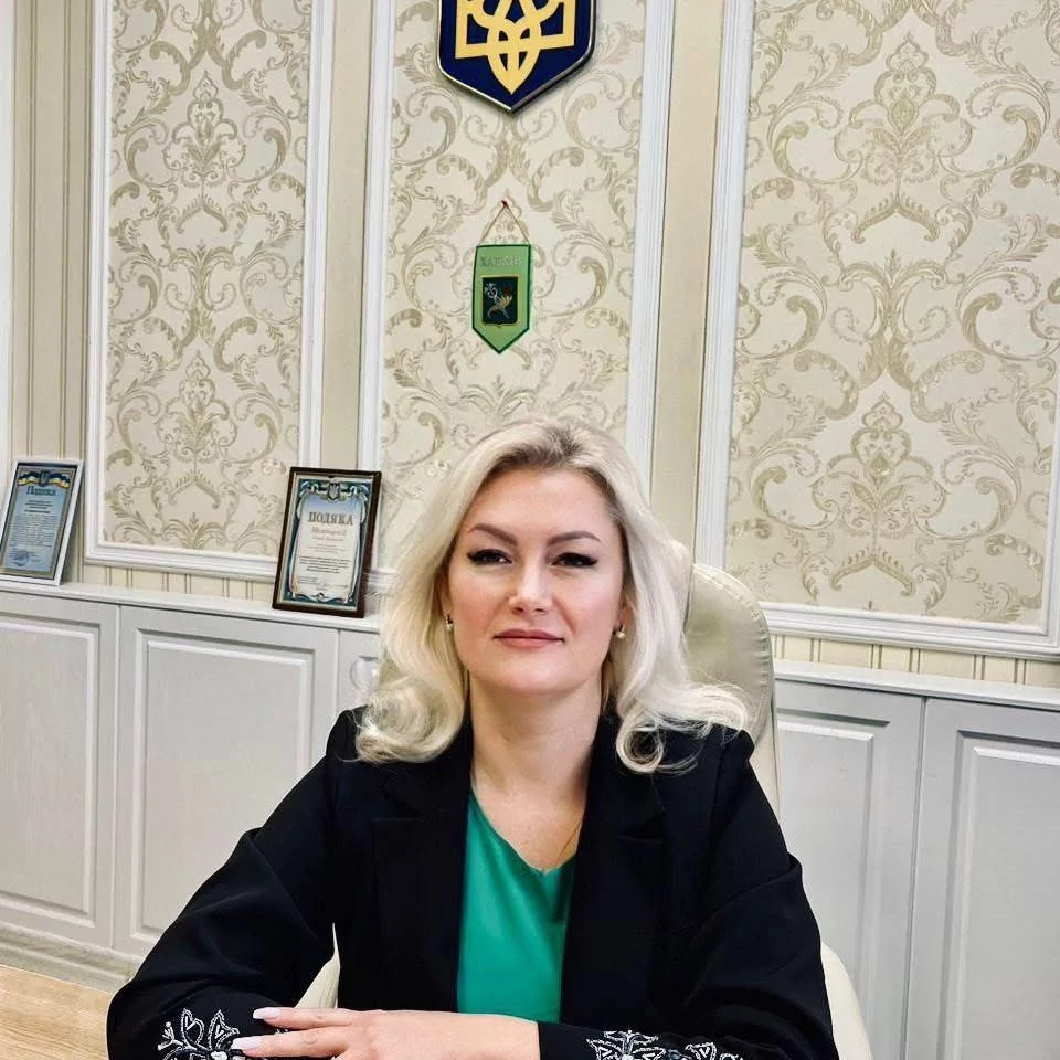 зображення до посту: Зарплати, премії та майно: скільки заробляють і чим володіють керівники районів Харкова