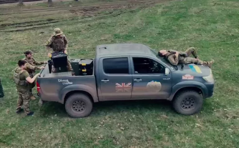 Співачка Дуа Ліпа допомогла придбати пікап для Першого окремого медичного батальйону