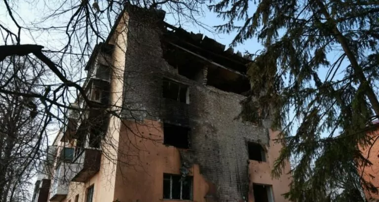 У Чугуєві російський БпЛА влучив у багатоповерхівку