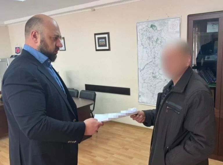 На Харківщині чоловіка підозрюють у зґвалтуванні неповнолітньої доньки: вона народила дитину