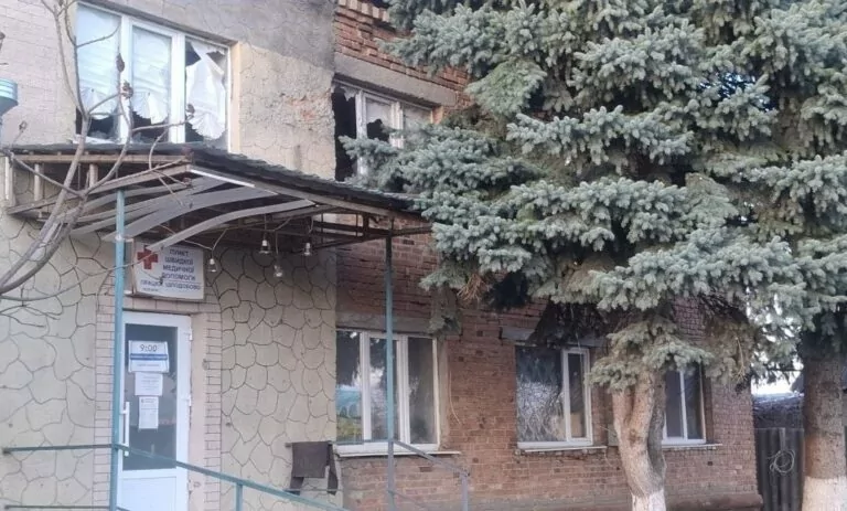 Росіяни вдарили по амбулаторії у Слатиному на Харківщині