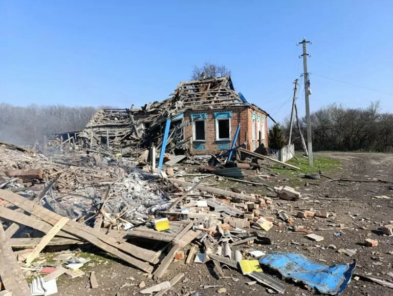 Армія РФ вдарила КАБами по Золочевській громаді: дві жінки поранені