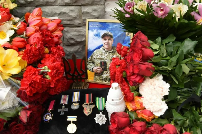 У Харкові відкрили меморіальну дошку полеглому військовому Віталію Попенку