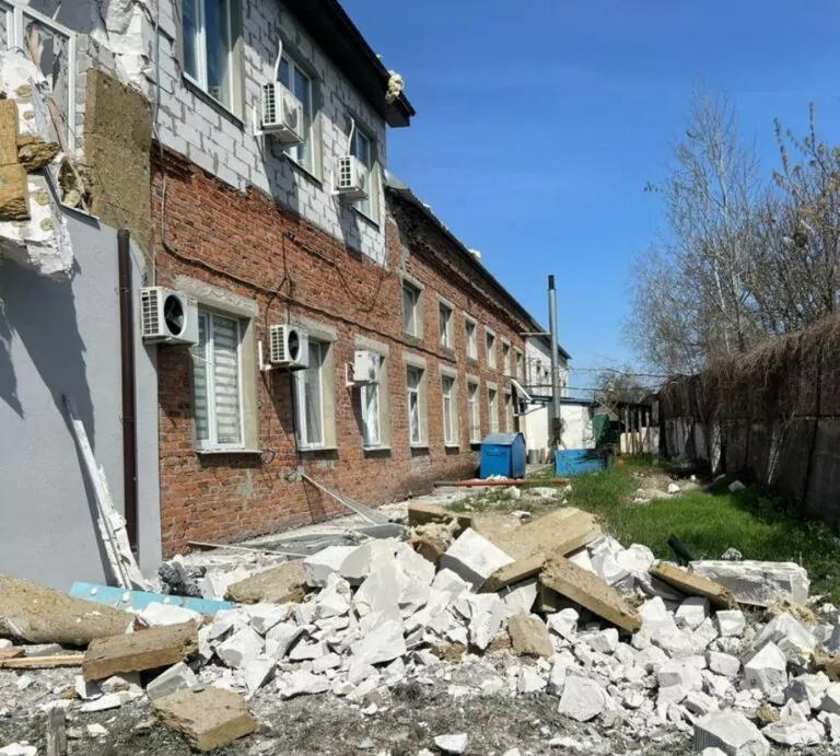 Росіяни повторно вдарили по людях, які ліквідовували наслідки попереднього обстрілу у Мерефі