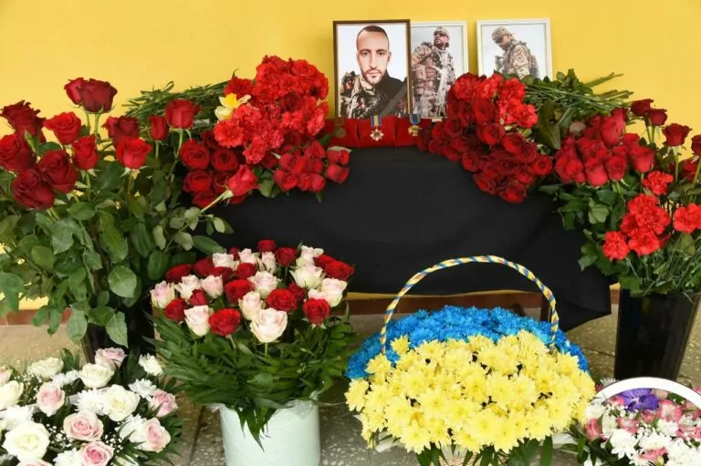 У Харкові відкрили меморіальну дошку загиблому військовому Антону Коліснику-Кравченку