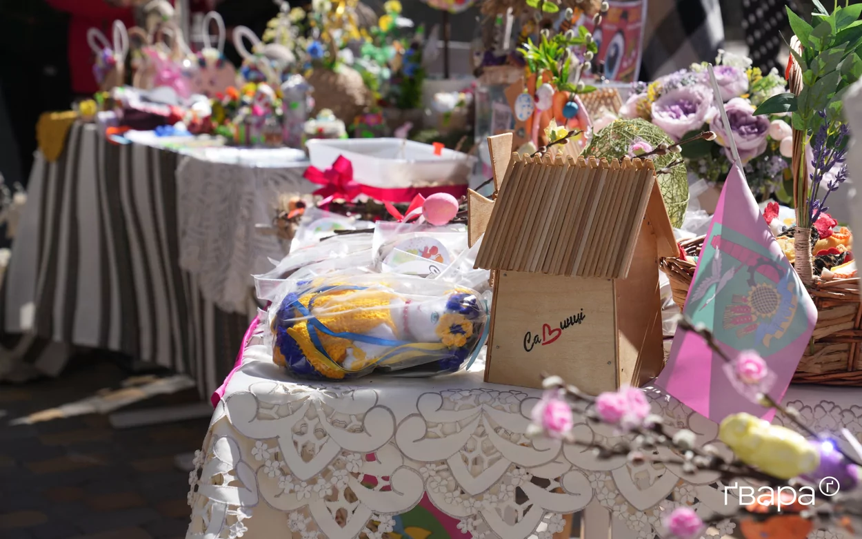 зображення до посту: Як у Харкові пройшов благодійний Великодній ярмарок — фото