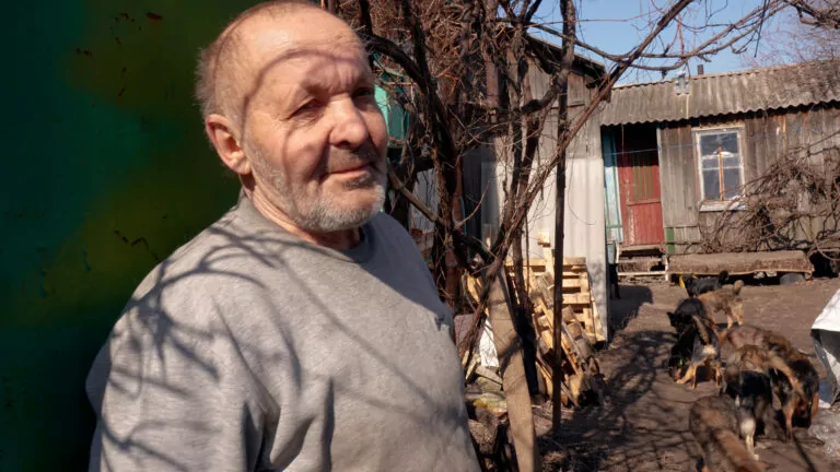 «Щодня обстріли, а ми годуємо їх»: волонтери рятують прифронтових тварин на Харківщині — ВІДЕО