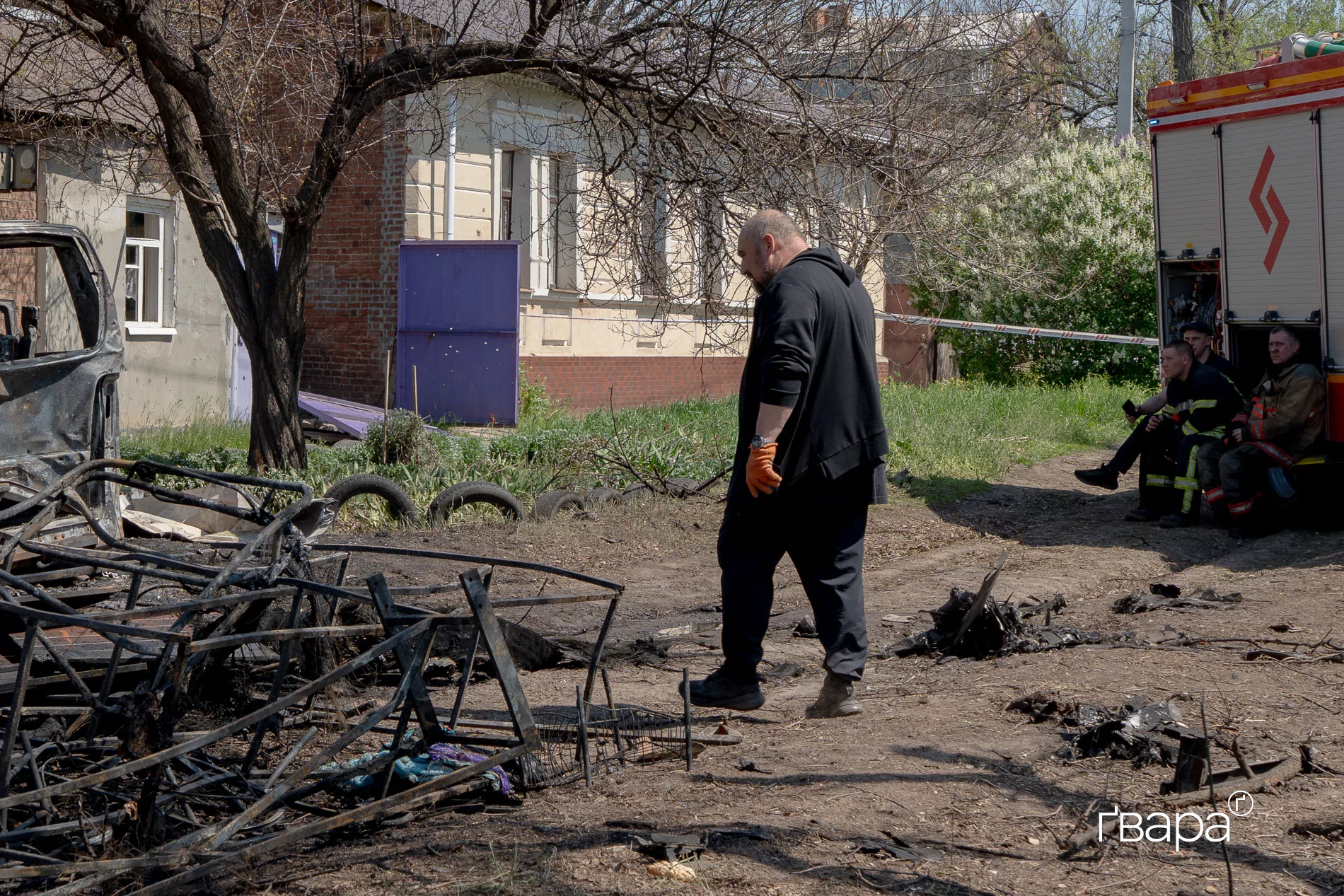 зображення до посту: «Війна нас не відпускає»: Наслідки російського удару по Новобаварському району Харкова — фото