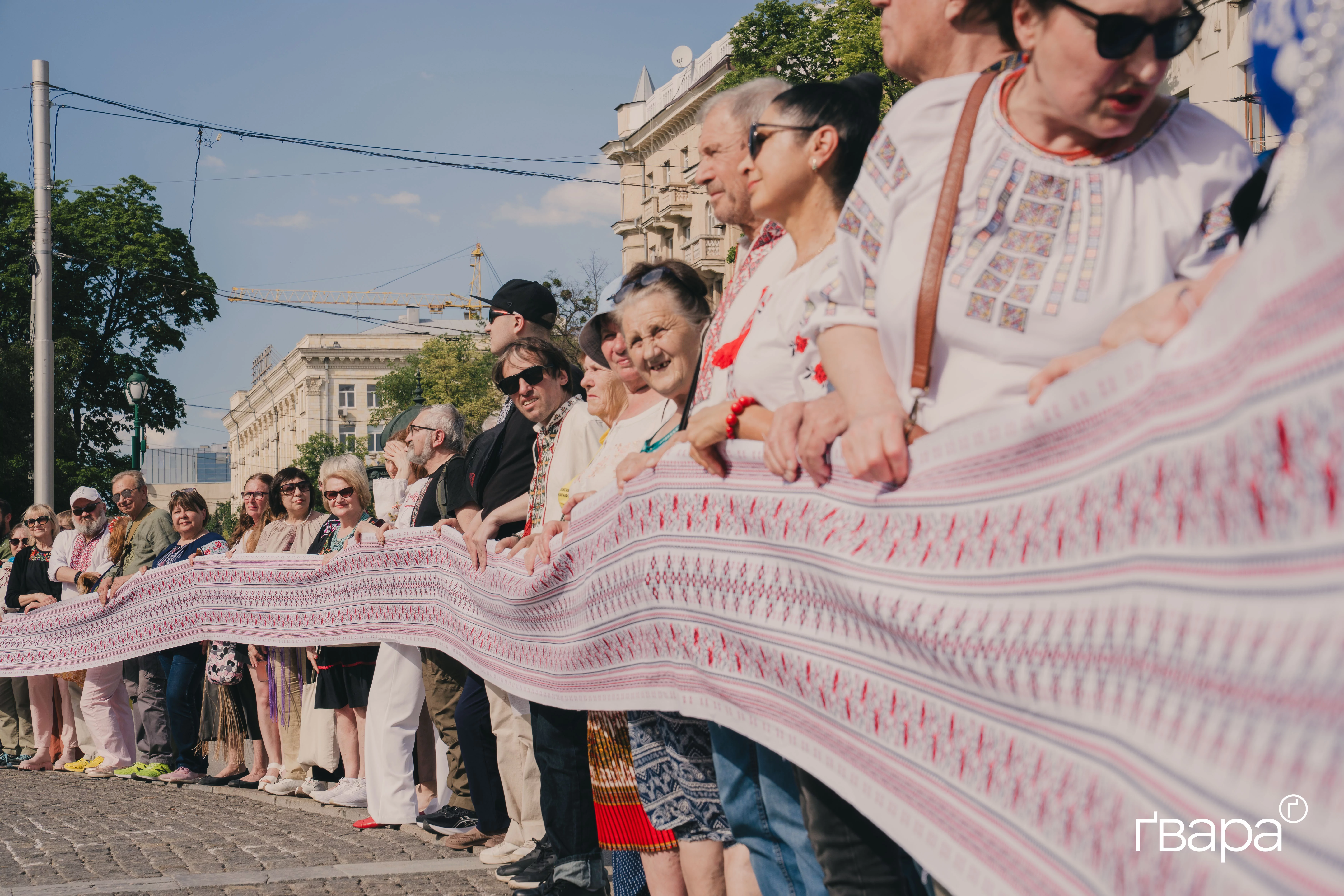 зображення до посту: &laquo;Це зв&rsquo;язок з родом&raquo;: Харків&rsquo;яни вийшли на ходу до Дня Вишиванки &mdash; фото