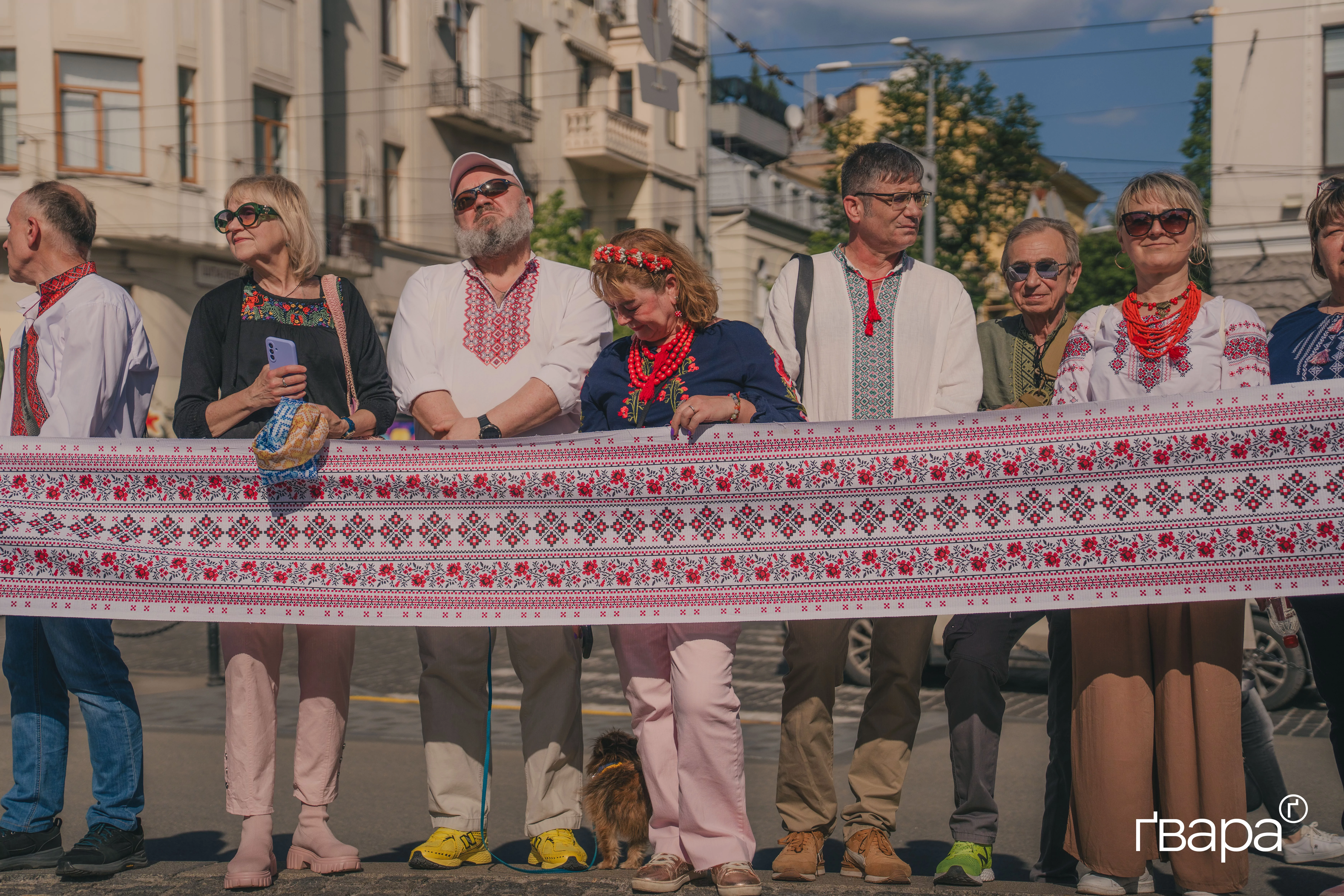 зображення до посту: &laquo;Це зв&rsquo;язок з родом&raquo;: Харків&rsquo;яни вийшли на ходу до Дня Вишиванки &mdash; фото