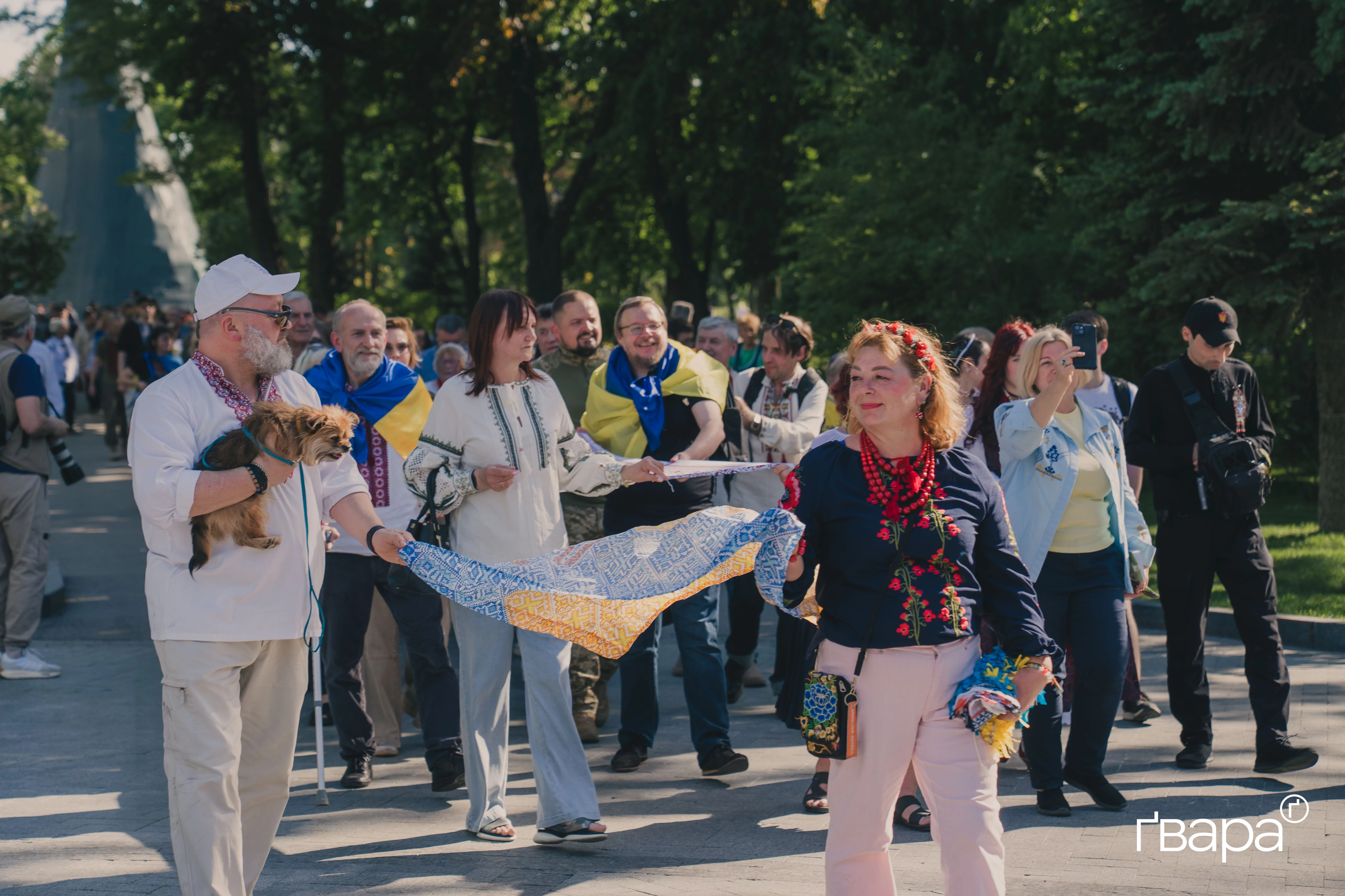 зображення до посту: &laquo;Це зв&rsquo;язок з родом&raquo;: Харків&rsquo;яни вийшли на ходу до Дня Вишиванки &mdash; фото