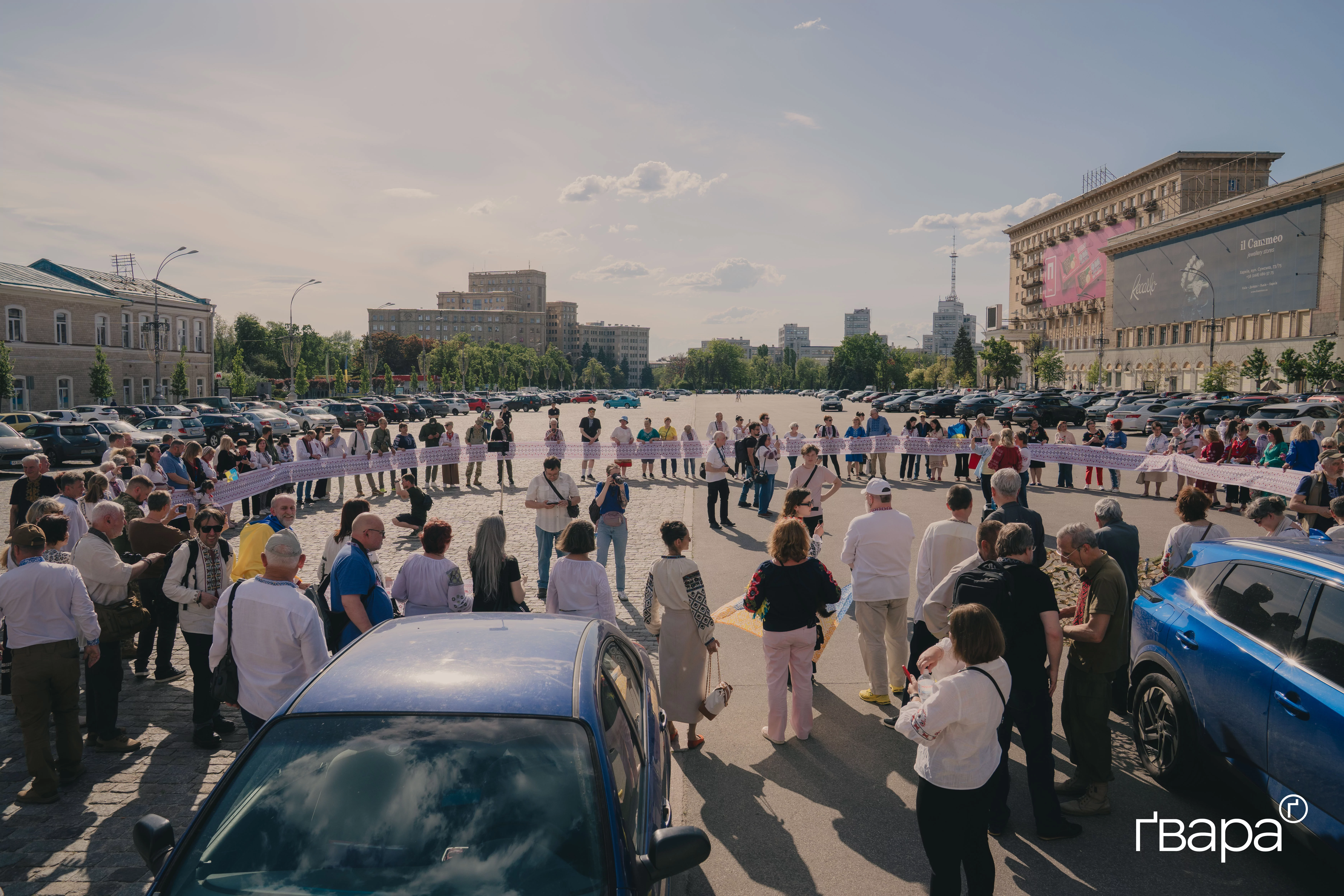 зображення до посту: &laquo;Це зв&rsquo;язок з родом&raquo;: Харків&rsquo;яни вийшли на ходу до Дня Вишиванки &mdash; фото
