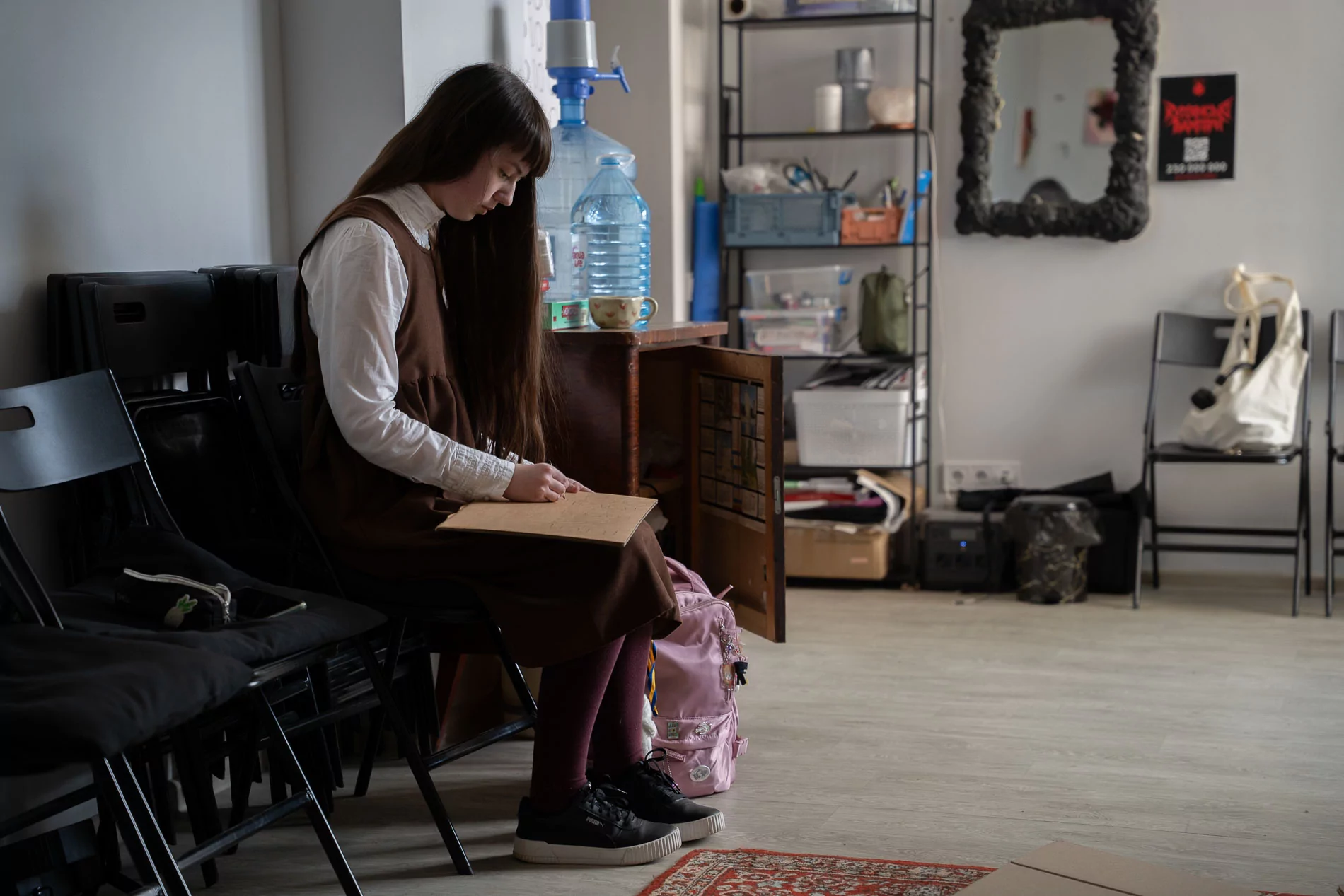 Lera is working on her placard for protest / Photo: Gwara Media, Nazar Hlamazda