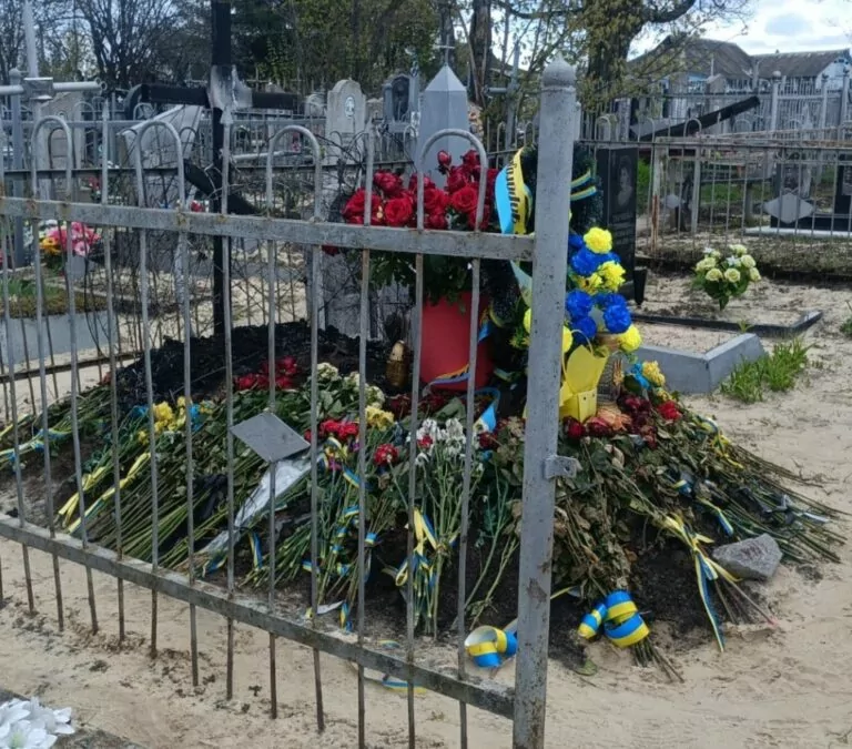 У Змієві жінку підозрюють у підпалі могили військового