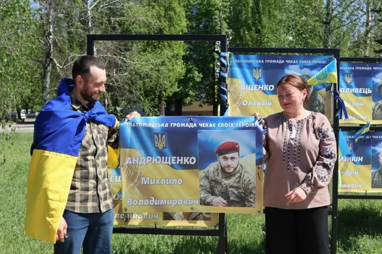 На Харківщині військовий, який повернувся з російського полону, зняв свій портрет з Алеї Надії