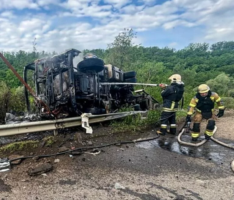 Росіяни врадили по вантажівці на Харківщині: загинула людина