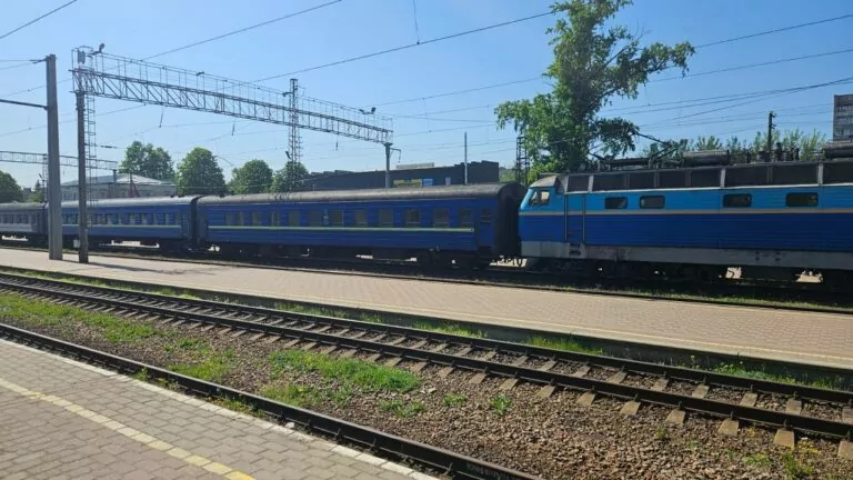 Пошкоджений обстрілом потяг прибув до Лозової за графіком