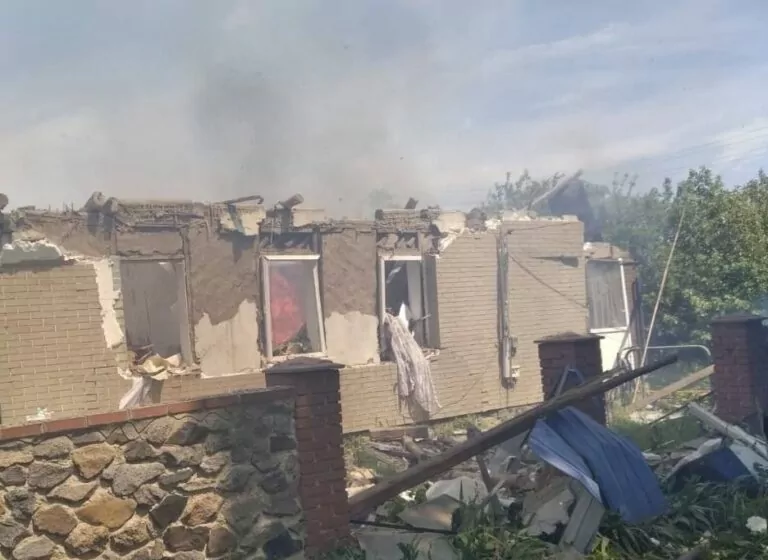 Внаслідок російської атаки під завалами загинула жінка на Харківщині