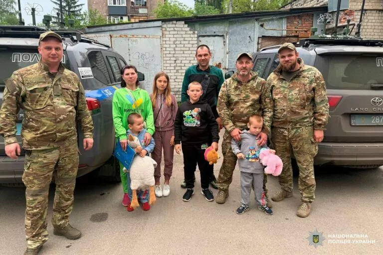 Police evacuates 6 people, including children, from Zolochiv community, who lived under constant Russian drone attacks