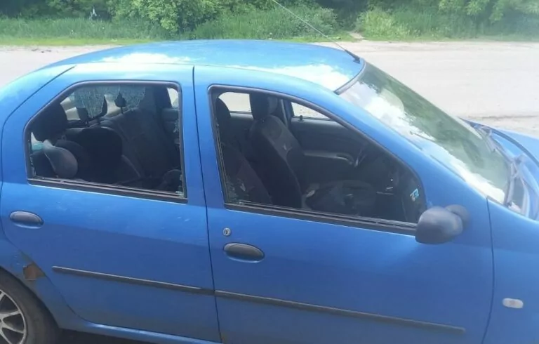 Росіяни вдарили FPV-дроном по цивільній автівці у Слатиному