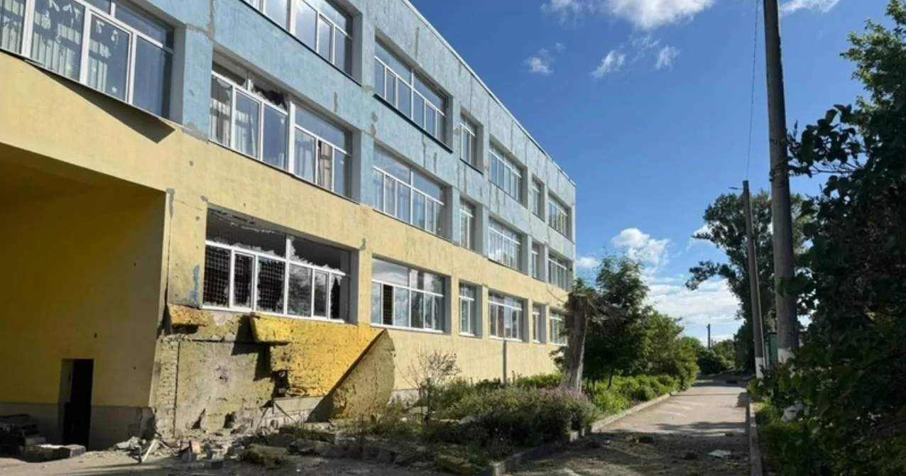 28 травня російські війська вдарили безпілотником по школі в Дергачах