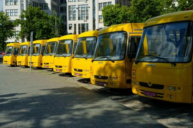 Громади Харківщини отримали вісім нових шкільних автобусів