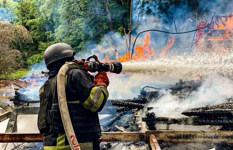 На Харківщині через атаку дрона сталася пожежа на базі відпочинку