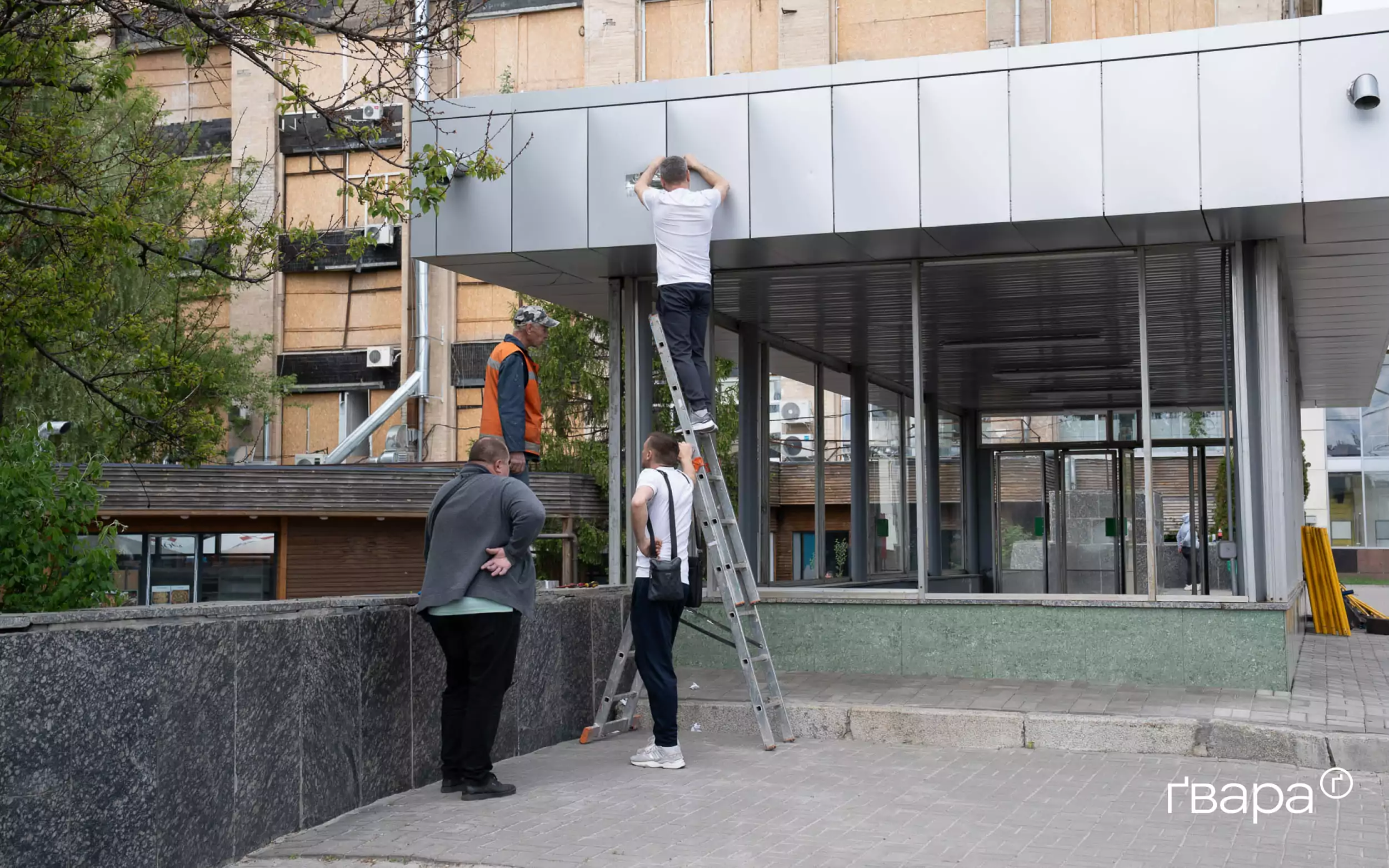Пошкоджена будівля у Харкові