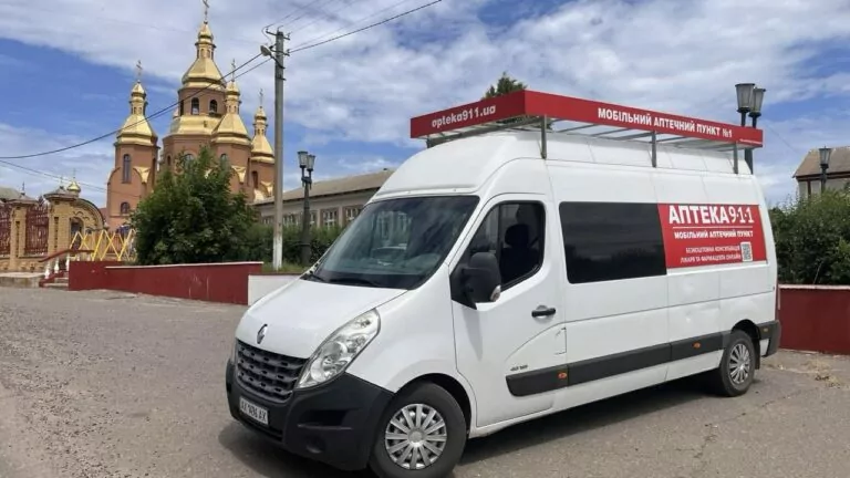 Там, де закінчується дорога, починається їхня робота: історія фармацевтів «Аптеки 9-1-1», які доставляють ліки на прифронтові території