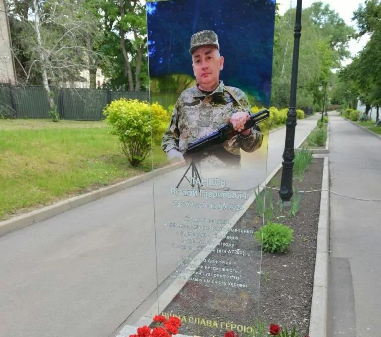 У Харкові відкрили стелу полеглому військовому Віталію Ларікову