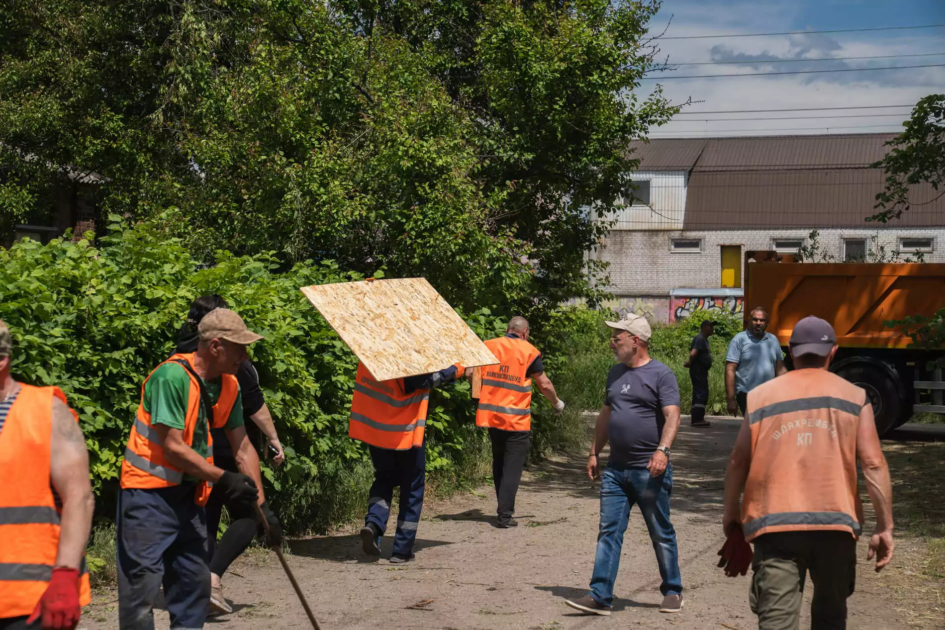 Municipal workers addressing the consequences of the Russian attack on Kharkiv on Jun. 3 / Photo: Gwara Media, Mia Klushnikova