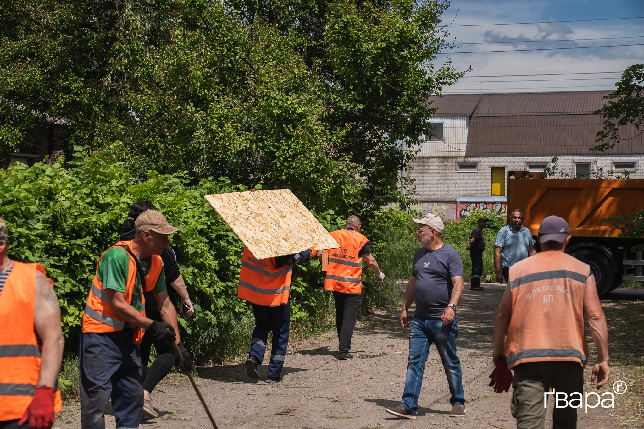 зображення до посту: &laquo;Путін, ви самі знаєте хто&raquo;: наслідки удару БпЛА по Холодногірському району Харкова &mdash; фото