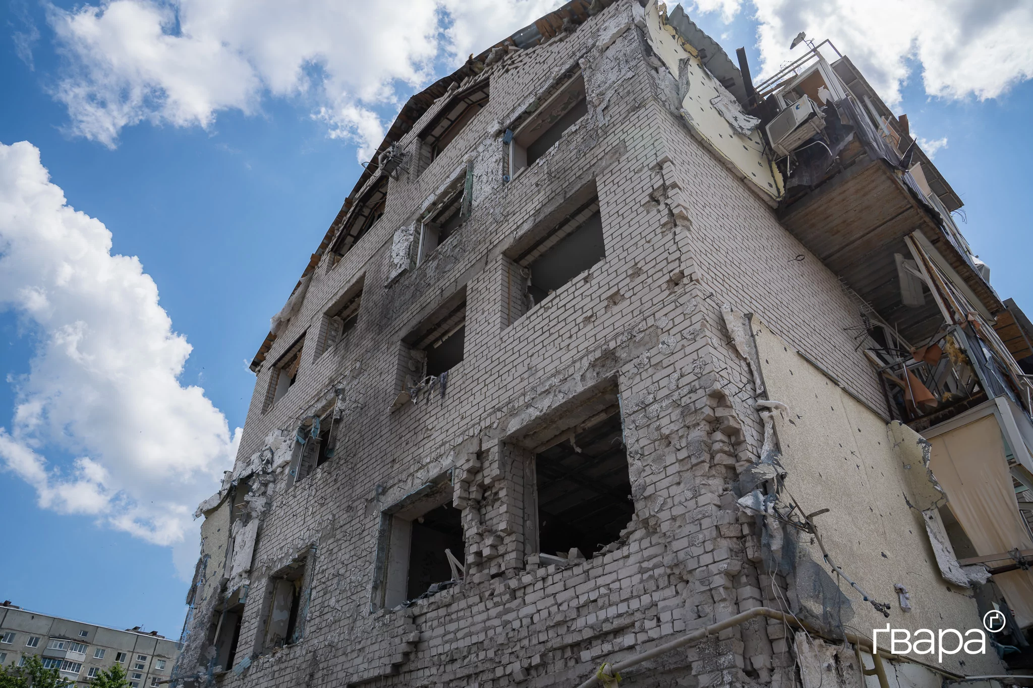 зображення до посту: «Загинула вагітна дівчина. Це для всіх був великий шок»: наслідки ракетного удару по Чугуєву — фото