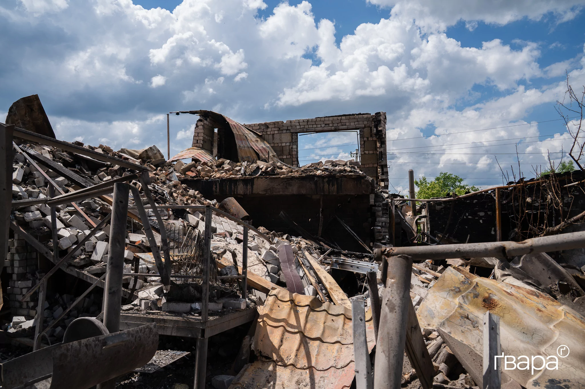 зображення до посту: «Загинула вагітна дівчина. Це для всіх був великий шок»: наслідки ракетного удару по Чугуєву — фото