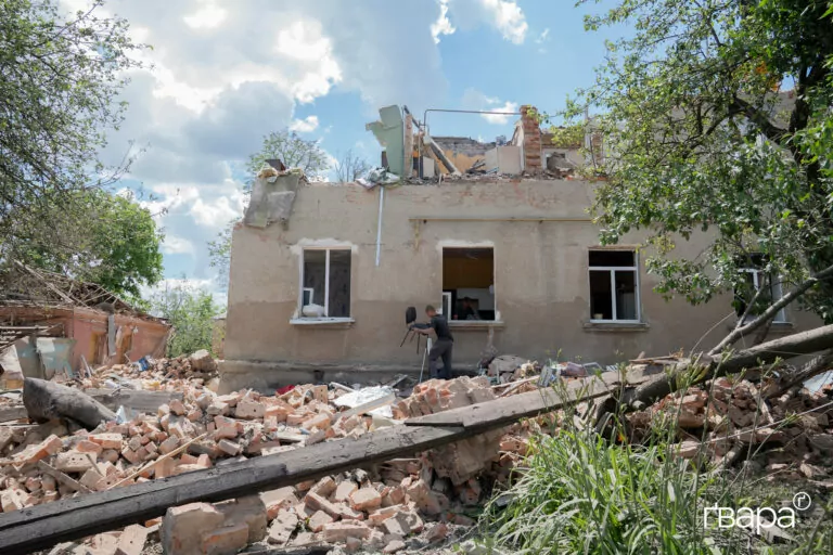 «Тепер квартира вся під знесення»: росіяни другий день поспіль завадають авіударів по Холодногірському району Харкова — фото