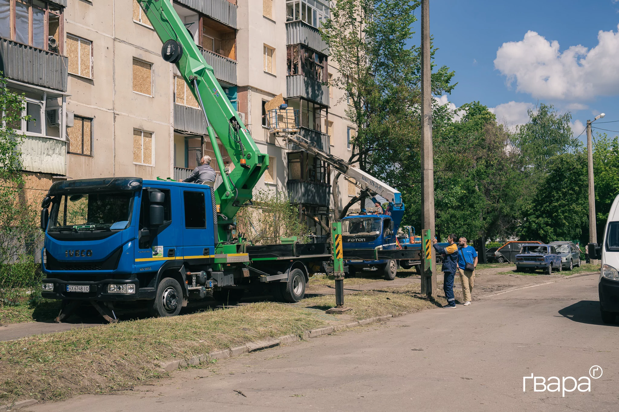 зображення до посту: Як виглядає місце влучання російського БпЛА у Слобідському районі Харкова &mdash; фото