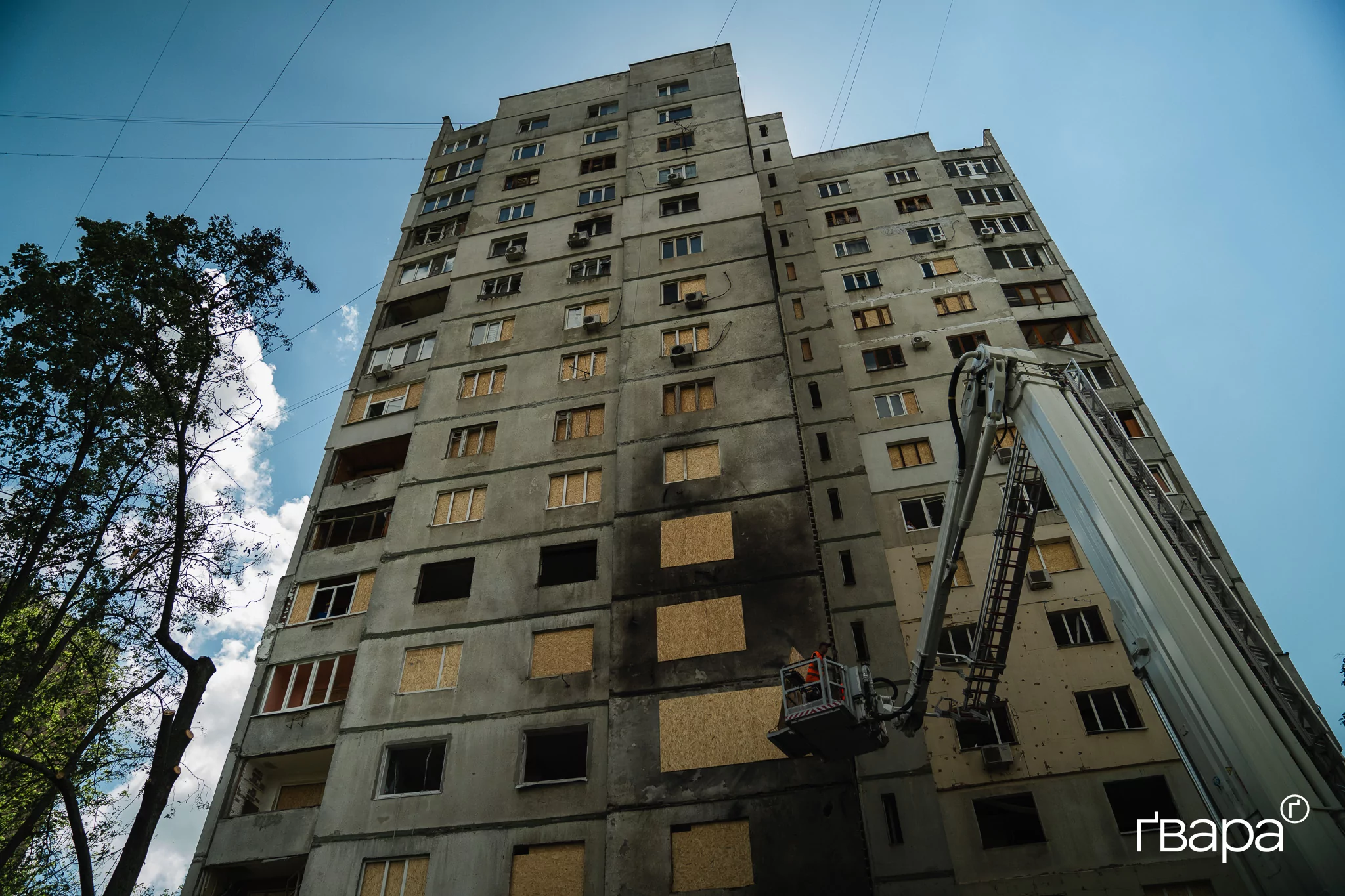 пошкоджена багатоповерхівка