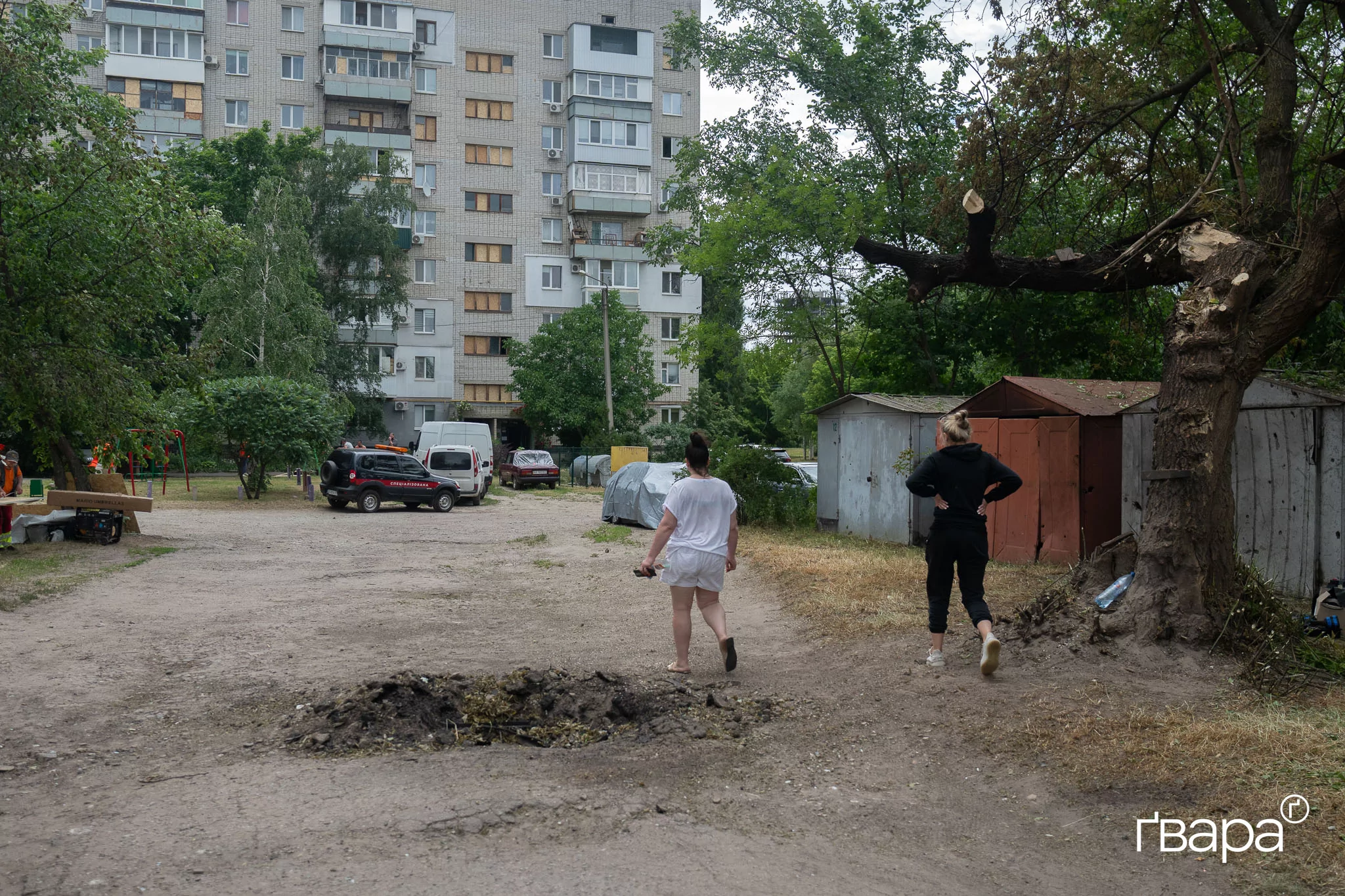 люди проходять повз місце влучання БпЛА