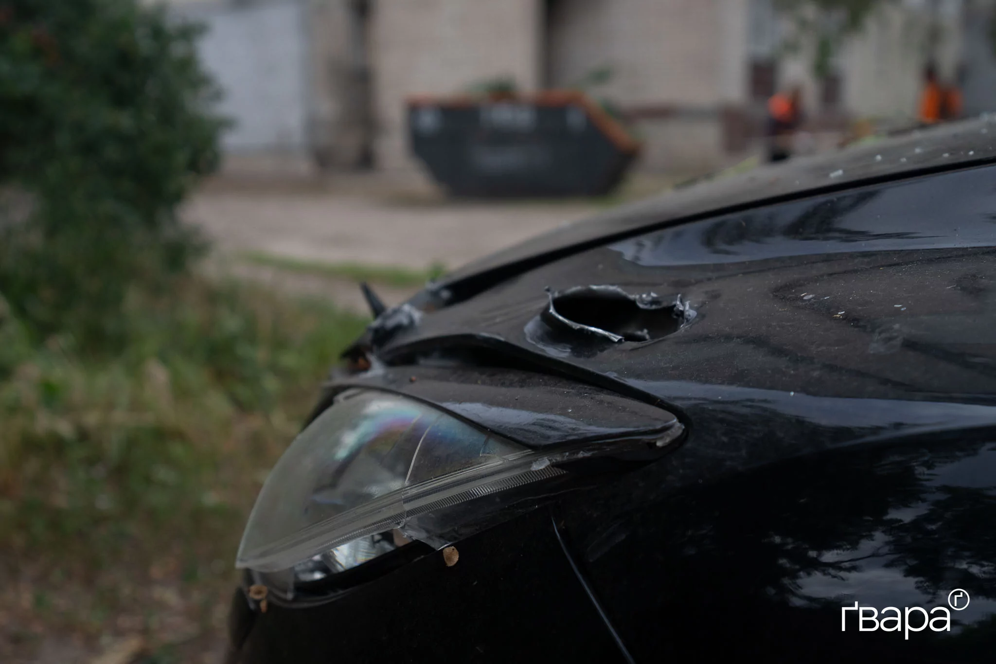 уламок пошкодив автомобіль