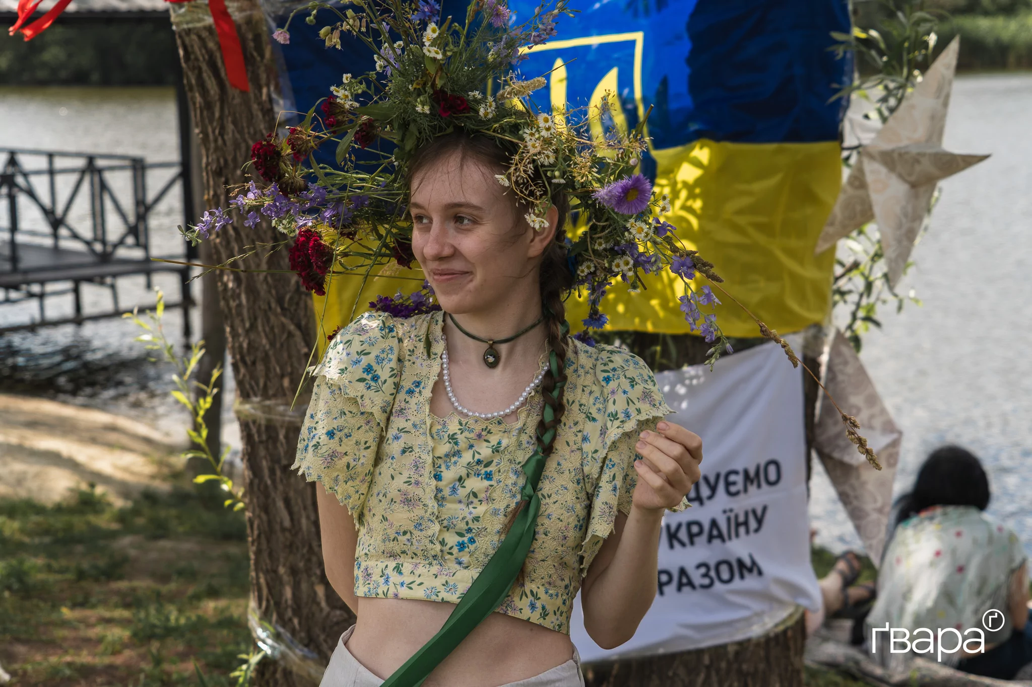 Діана, учасниця свята, у вінку