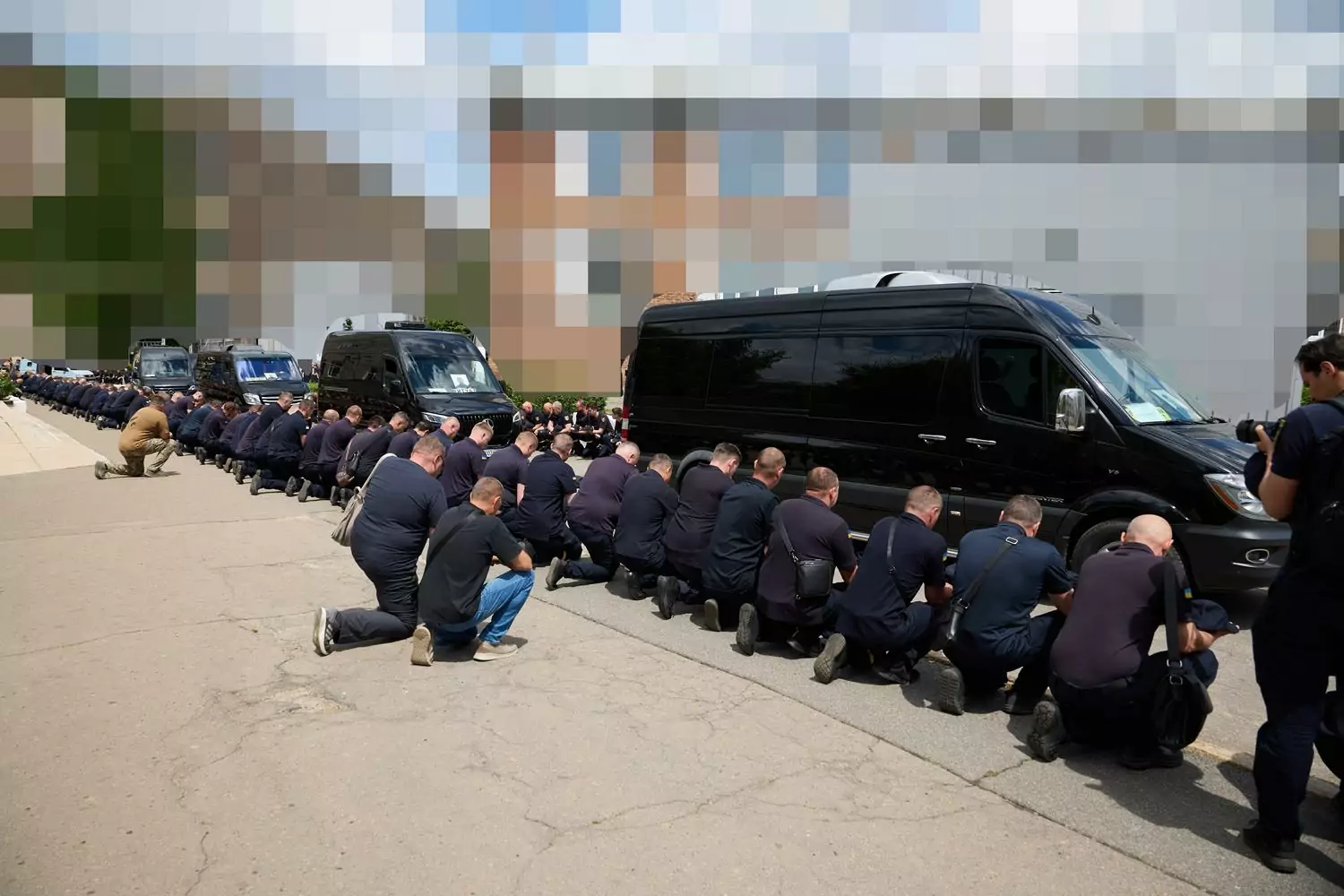 У Харкові попрощалися із загиблими внаслідок повторного обстрілу рятувальниками та співробітником міськради