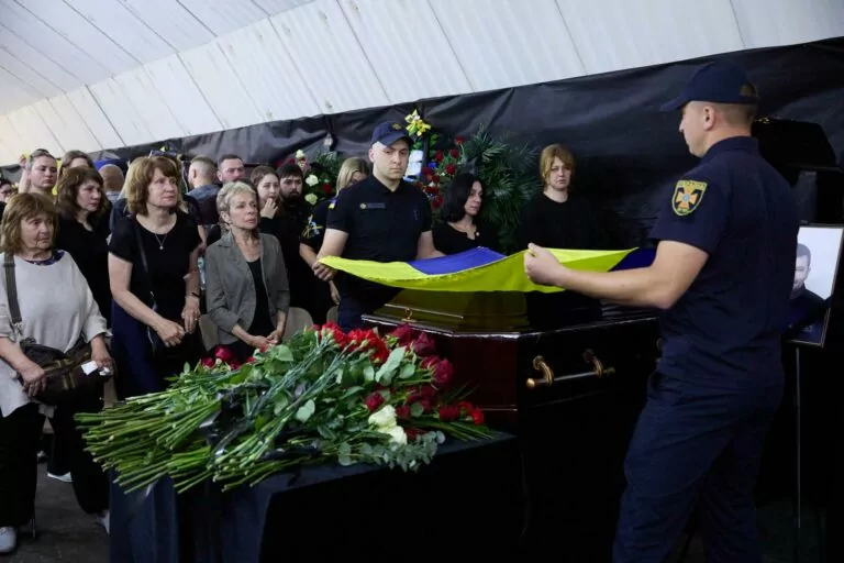 У Харкові попрощалися із загиблими внаслідок повторного обстрілу рятувальниками та співробітником міськради — фото