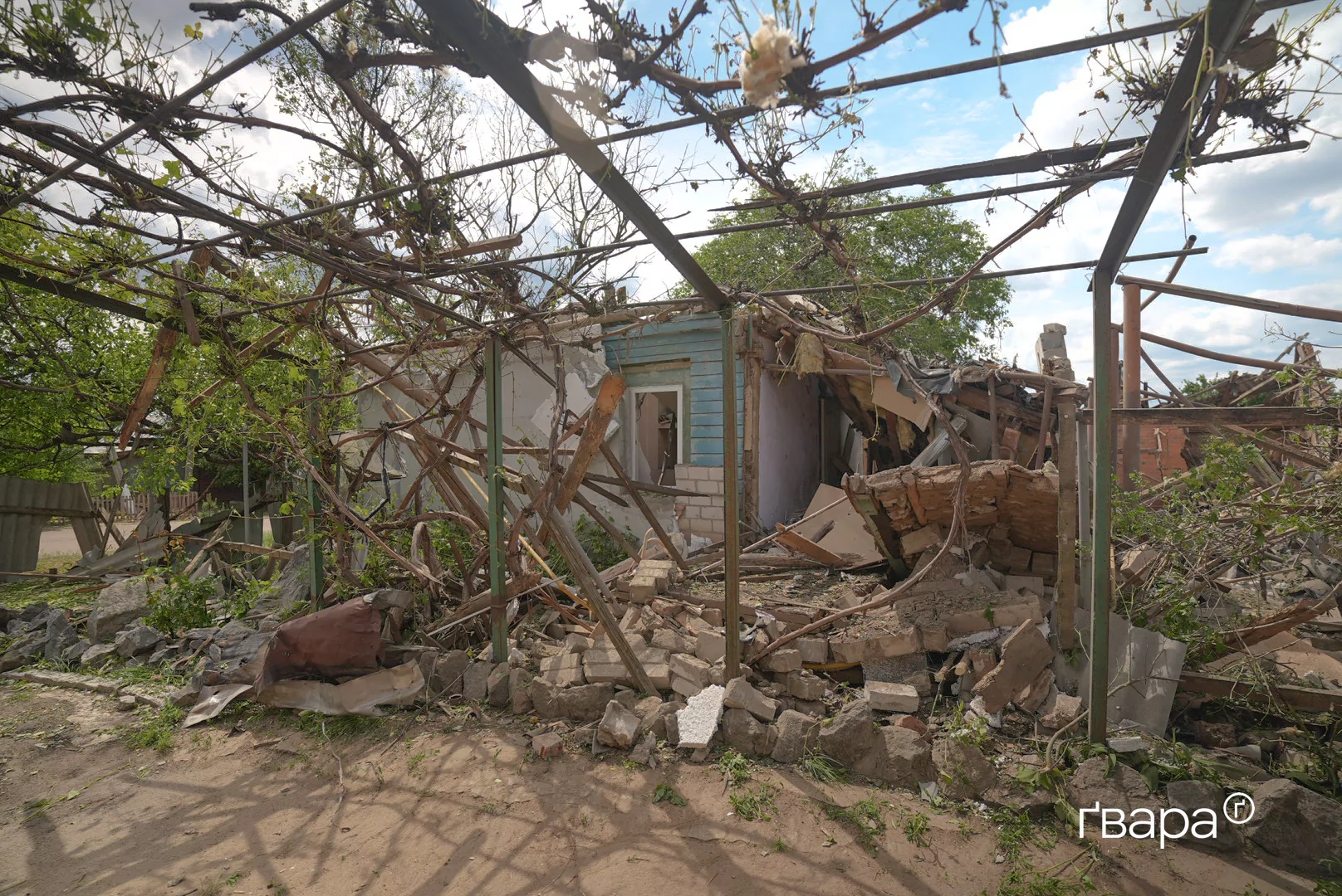 зображення до посту: Наслідки російського обстрілу Рокитного, який забрав життя двох фермерів &mdash; фото