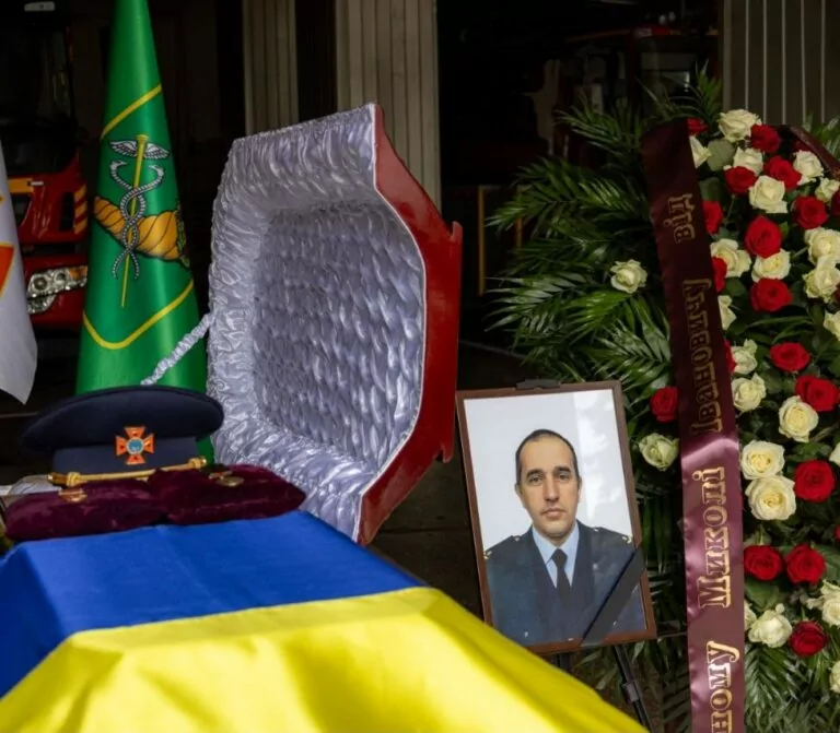 У Харкові попрощалися з рятувальником Миколою Деркачем